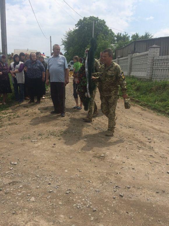 На Вінниччині провели в останню путь 23-річного снайпера, який загинув на Донбасі, фото №3 на сайті 20minut.ua