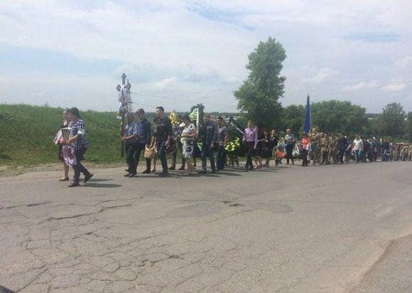 На Вінниччині провели в останню путь 23-річного снайпера, який загинув на Донбасі, фото №1 на сайті 20minut.ua