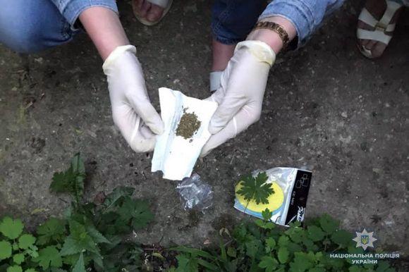 Новини Хмельницького - фото з У Кам’янці дівчина організувала наркобізнес. Місячний оборот - 200 тисяч гривень У Кам’янці дівчина організувала наркобізнес. Місячний оборот - 200 тисяч гривень, фото №2 на сайті vsim.ua