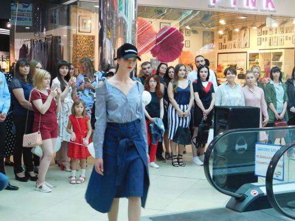 Гуру краси і стилю в Хмельницькому: як зустрічали модного українського дизайнера Андре Тана (новини компаній), фото №15 на сайті vsim.ua