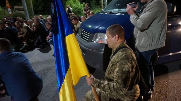 Новини Тернополя - фото з Тернопіль на колінах зустрів Руслана Муляра (оновлено) Тернопіль на колінах зустрів Руслана Муляра (оновлено), фото №8 на сайті 20minut.ua