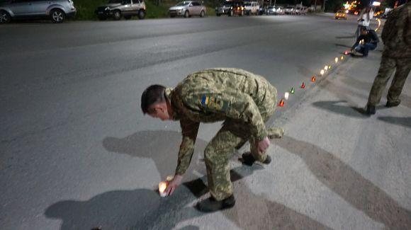 Новини Тернополя - фото з Тернопіль на колінах зустрів Руслана Муляра (оновлено) Тернопіль на колінах зустрів Руслана Муляра (оновлено), фото №2 на сайті 20minut.ua