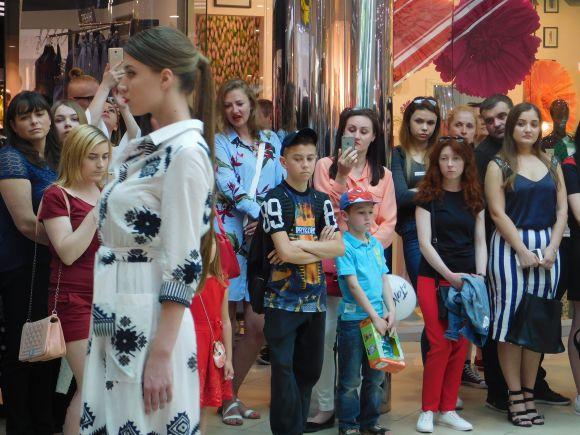 Гуру краси і стилю в Хмельницькому: як зустрічали модного українського дизайнера Андре Тана (новини компаній), фото №12 на сайті vsim.ua