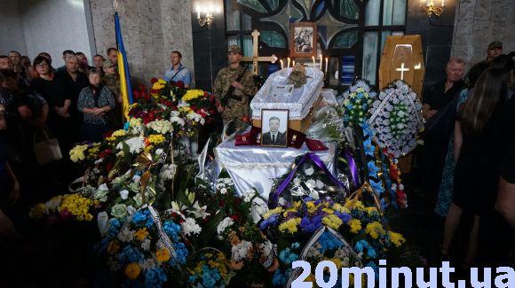 Новини Тернополя - фото з На панахиді за Русланом Муляром - тисячі людей (оновлено) На панахиді за Русланом Муляром - тисячі людей (оновлено), фото №2 на сайті 20minut.ua