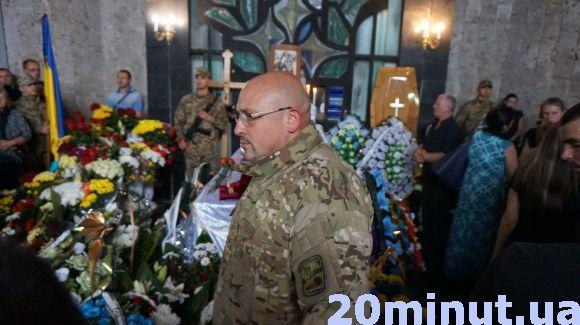 Новини Тернополя - фото з На панахиді за Русланом Муляром - тисячі людей (оновлено) На панахиді за Русланом Муляром - тисячі людей (оновлено), фото №5 на сайті 20minut.ua