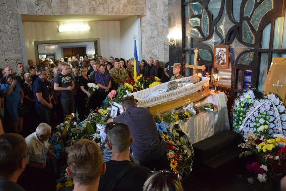 Новини Тернополя - фото з На панахиді за Русланом Муляром - тисячі людей (оновлено) На панахиді за Русланом Муляром - тисячі людей (оновлено), фото №1 на сайті 20minut.ua