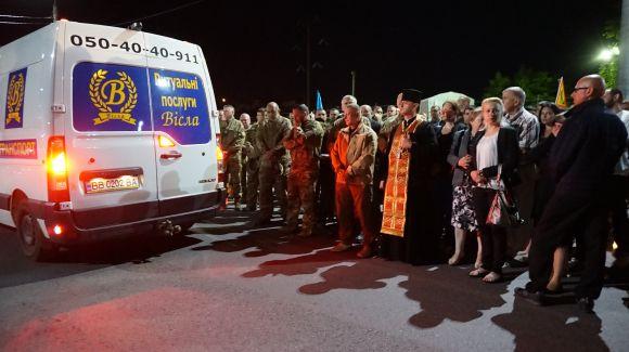 Новини Тернополя - фото з Тернопіль на колінах зустрів Руслана Муляра (оновлено) Тернопіль на колінах зустрів Руслана Муляра (оновлено), фото №7 на сайті 20minut.ua