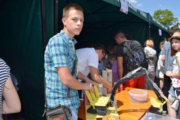Новини Тернополя - фото з На Театралці - роботи, змагання дронів, запуск ракет, виверження вулканів та безліч дослідів з водою