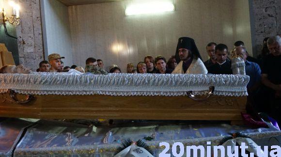 Новини Тернополя - фото з На панахиді за Русланом Муляром - тисячі людей (оновлено) На панахиді за Русланом Муляром - тисячі людей (оновлено), фото №8 на сайті 20minut.ua