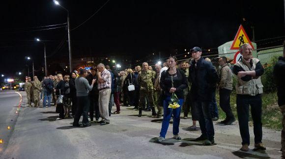 Новини Тернополя - фото з Тернопіль на колінах зустрів Руслана Муляра (оновлено) Тернопіль на колінах зустрів Руслана Муляра (оновлено), фото №1 на сайті 20minut.ua