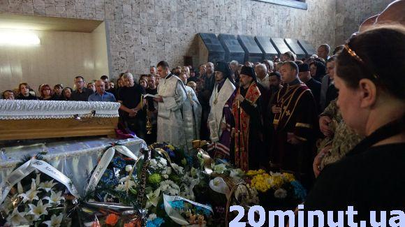 Новини Тернополя - фото з На панахиді за Русланом Муляром - тисячі людей (оновлено) На панахиді за Русланом Муляром - тисячі людей (оновлено), фото №7 на сайті 20minut.ua