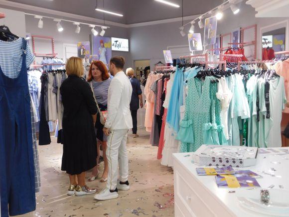 Гуру краси і стилю в Хмельницькому: як зустрічали модного українського дизайнера Андре Тана (новини компаній), фото №26 на сайті vsim.ua