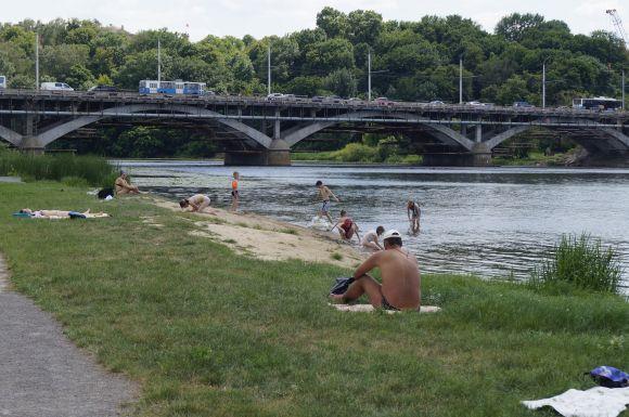 Новини Вінниці - фото з Вивіска «купатись заборонено» зупиняє одного зі ста. Пляжний сезон на «Хіміку» Вивіска «купатись заборонено» зупиняє одного зі ста. Пляжний сезон на «Хіміку», фото №1 на сайті 20minut.ua