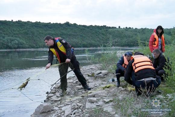 Новини Хмельницького - фото з Більше кілометра браконьєрських сіток витягли з Дністра Більше кілометра браконьєрських сіток витягли з Дністра, фото №1 на сайті vsim.ua