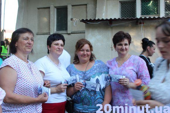 Новини Тернополя - фото з Троянди, лілії і море емоцій... Прихильниці розповіли, за що люблять Олега Винника Троянди, лілії і море емоцій... Прихильниці розповіли, за що люблять Олега Винника, фото №3 на сайті 20minut.ua