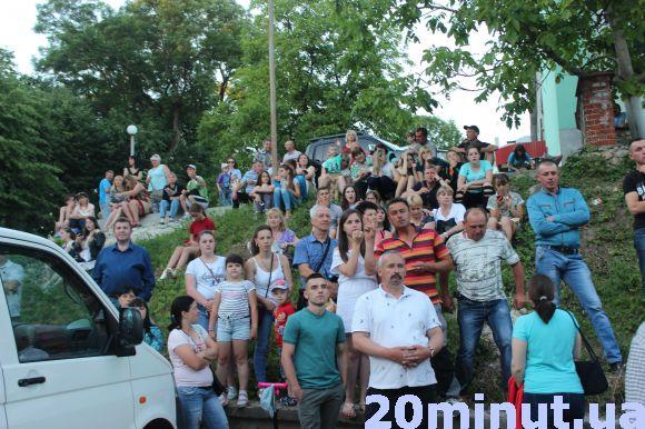 Новини Тернополя - фото з Троянди, лілії і море емоцій... Прихильниці розповіли, за що люблять Олега Винника Троянди, лілії і море емоцій... Прихильниці розповіли, за що люблять Олега Винника, фото №5 на сайті 20minut.ua