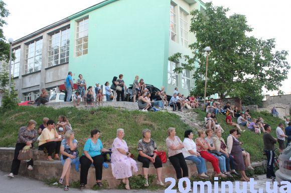 Новини Тернополя - фото з Троянди, лілії і море емоцій... Прихильниці розповіли, за що люблять Олега Винника Троянди, лілії і море емоцій... Прихильниці розповіли, за що люблять Олега Винника, фото №2 на сайті 20minut.ua