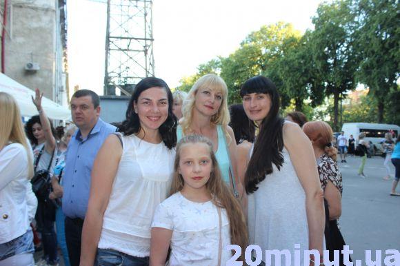 Новини Тернополя - фото з Троянди, лілії і море емоцій... Прихильниці розповіли, за що люблять Олега Винника Троянди, лілії і море емоцій... Прихильниці розповіли, за що люблять Олега Винника, фото №8 на сайті 20minut.ua