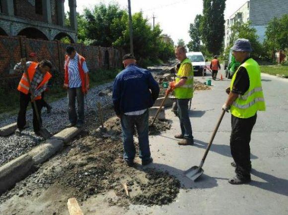 Новини Житомира - фото з Боржників-аліментників змусили вийти на суспільно корисні роботи Боржників-аліментників змусили вийти на суспільно корисні роботи, фото №1 на сайті 20minut.ua