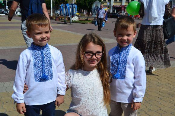 Схожі і водночас різні: фото з параду близнюків у Хмельницькому, фото №26 на сайті vsim.ua