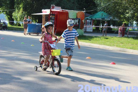 Маленькі велосипедисти змагались у Тернополі, фото №2 на сайті 20minut.ua
