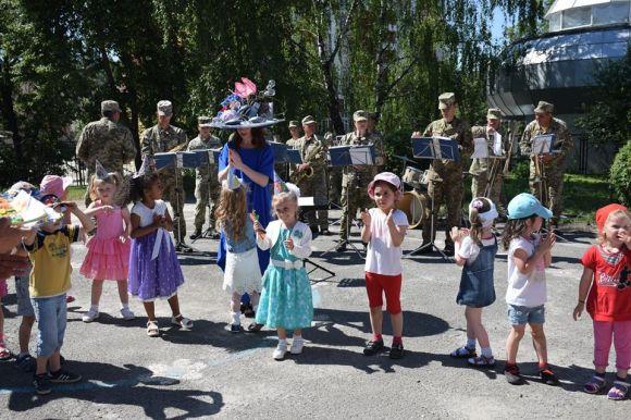 Військові музиканти привітали тернопільських дітлахів, фото №3 на сайті 20minut.ua