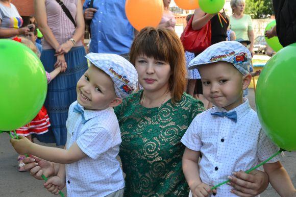 Схожі і водночас різні: фото з параду близнюків у Хмельницькому, фото №24 на сайті vsim.ua