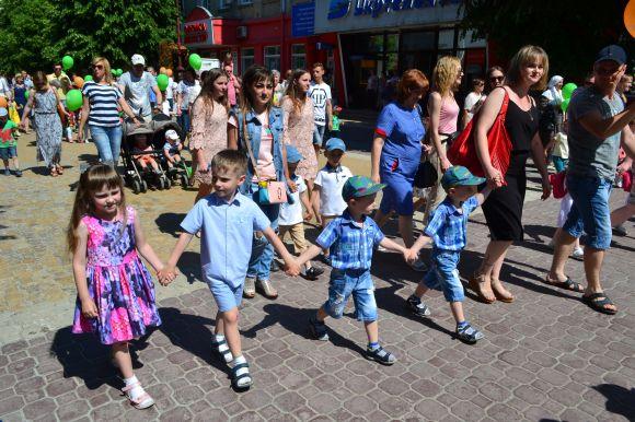 Схожі і водночас різні: фото з параду близнюків у Хмельницькому, фото №35 на сайті vsim.ua