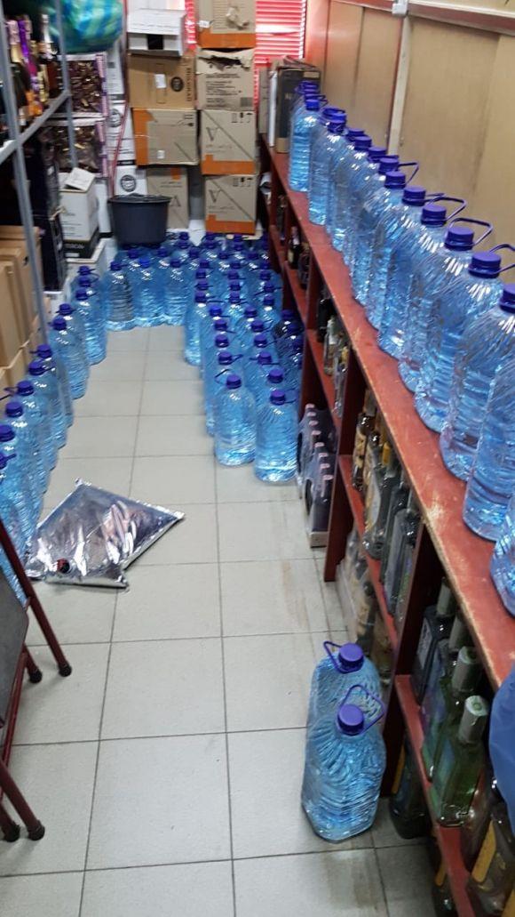 Новини Хмельницького - фото з В кіоску на хмельницькому ринку знайшли більше 1000 літрів "сурогату" В кіоску на хмельницькому ринку знайшли більше 1000 літрів "сурогату", фото №1 на сайті vsim.ua