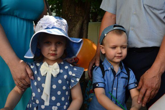 Схожі і водночас різні: фото з параду близнюків у Хмельницькому, фото №21 на сайті vsim.ua