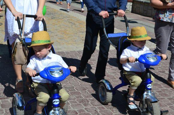 Схожі і водночас різні: фото з параду близнюків у Хмельницькому, фото №33 на сайті vsim.ua