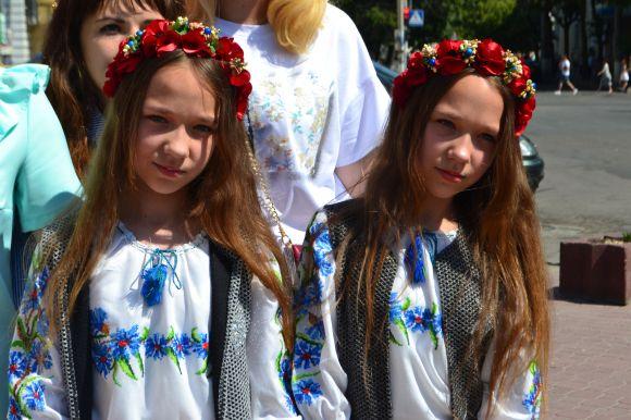 Схожі і водночас різні: фото з параду близнюків у Хмельницькому, фото №31 на сайті vsim.ua