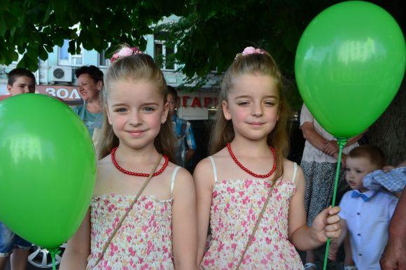 Схожі і водночас різні: фото з параду близнюків у Хмельницькому, фото №7 на сайті vsim.ua