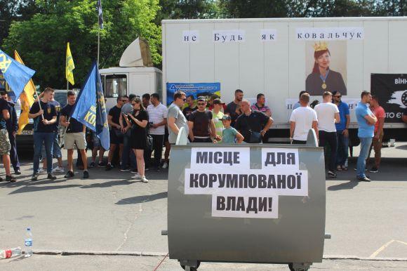 Новини Вінниці - фото з У Вінниці мітингували проти «свавілля патрульної поліції». Під суд привели козу У Вінниці мітингували проти «свавілля патрульної поліції». Під суд привели козу, фото №4 на сайті 20minut.ua