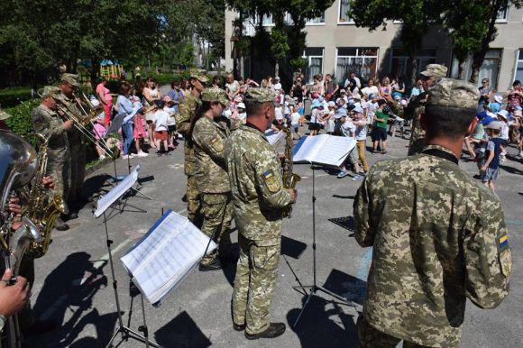 Військові музиканти привітали тернопільських дітлахів, фото №1 на сайті 20minut.ua