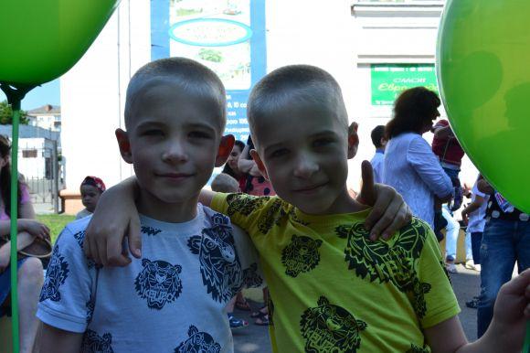 Схожі і водночас різні: фото з параду близнюків у Хмельницькому, фото №4 на сайті vsim.ua