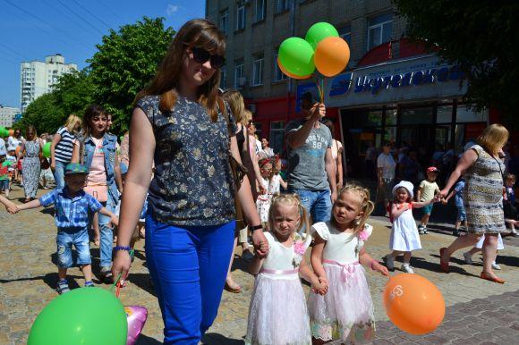 Схожі і водночас різні: фото з параду близнюків у Хмельницькому, фото №34 на сайті vsim.ua