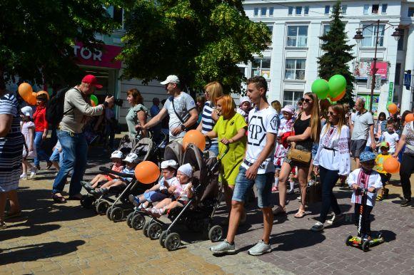 Схожі і водночас різні: фото з параду близнюків у Хмельницькому, фото №32 на сайті vsim.ua