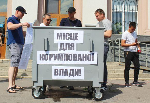 Новини Вінниці - фото з У Вінниці мітингували проти «свавілля патрульної поліції». Під суд привели козу У Вінниці мітингували проти «свавілля патрульної поліції». Під суд привели козу, фото №2 на сайті 20minut.ua
