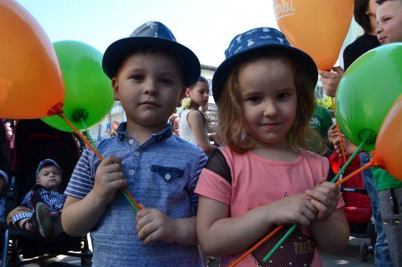 Схожі і водночас різні: фото з параду близнюків у Хмельницькому, фото №11 на сайті vsim.ua