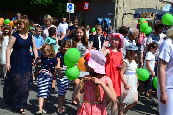 Схожі і водночас різні: фото з параду близнюків у Хмельницькому, фото №39 на сайті vsim.ua