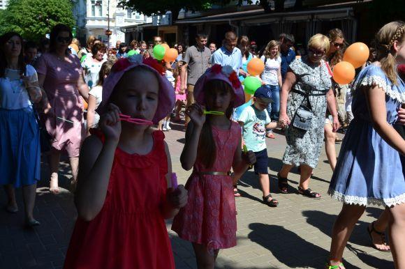 Схожі і водночас різні: фото з параду близнюків у Хмельницькому, фото №37 на сайті vsim.ua