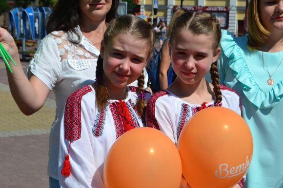Схожі і водночас різні: фото з параду близнюків у Хмельницькому, фото №30 на сайті vsim.ua