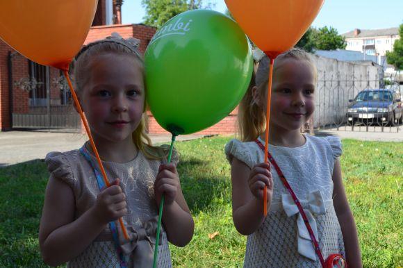Схожі і водночас різні: фото з параду близнюків у Хмельницькому, фото №13 на сайті vsim.ua