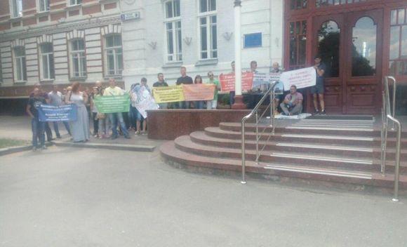 "Я - бомж, дякую забудовнику UBC": біля Хмельницької міськради мітингують мешканці Рівного, фото №3 на сайті vsim.ua