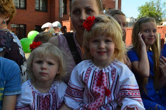 Схожі і водночас різні: фото з параду близнюків у Хмельницькому, фото №2 на сайті vsim.ua