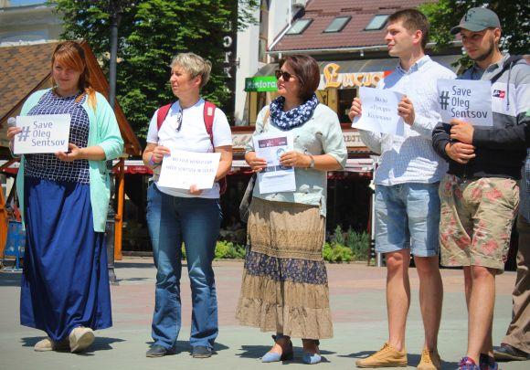 Новини Вінниці - фото з У Вінниці оголосили «червону картку» Кремлю та вимагали звільнити політув’язнених українців в РФ У Вінниці оголосили «червону картку» Кремлю та вимагали звільнити політув’язнених українців в РФ, фото №10 на сайті 20minut.ua