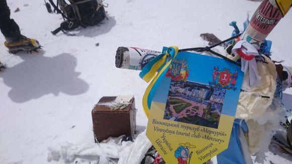 Новини Вінниці - фото з Как это: покорить самую высокую точку Америки в 60 лет и обойти полмира? Украинская символика на вершине горы Аконкагуа