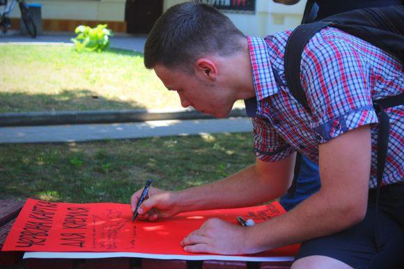 Новини Вінниці - фото з У Вінниці оголосили «червону картку» Кремлю та вимагали звільнити політув’язнених українців в РФ У Вінниці оголосили «червону картку» Кремлю та вимагали звільнити політув’язнених українців в РФ, фото №6 на сайті 20minut.ua