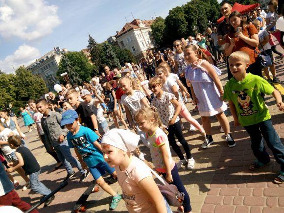 200 дітей танцювали під час флешмобу на Театральному майдані, фото №1 на сайті 20minut.ua